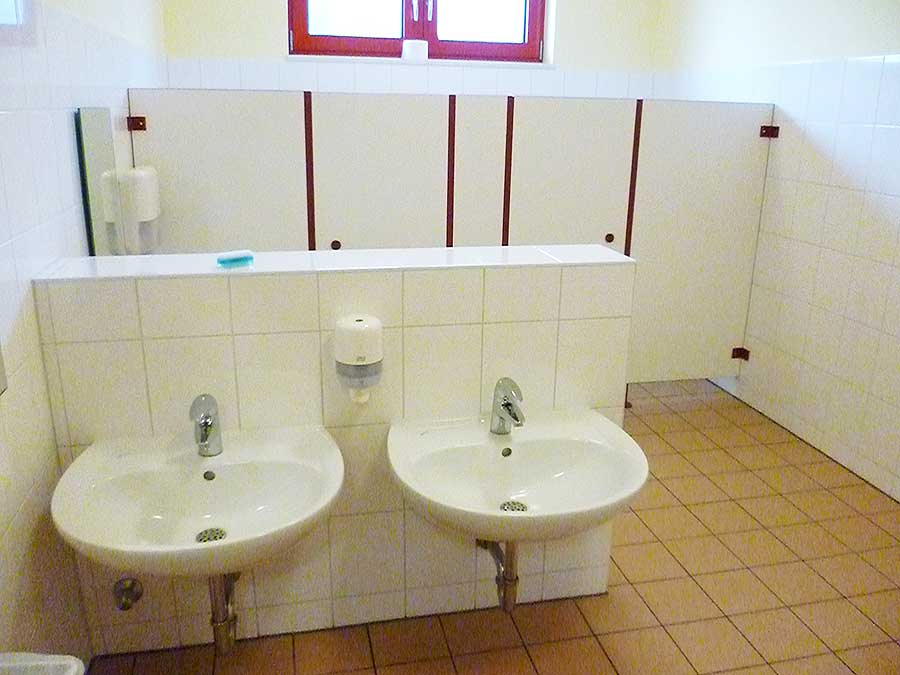 Waschbecken in Kinderhöhe.