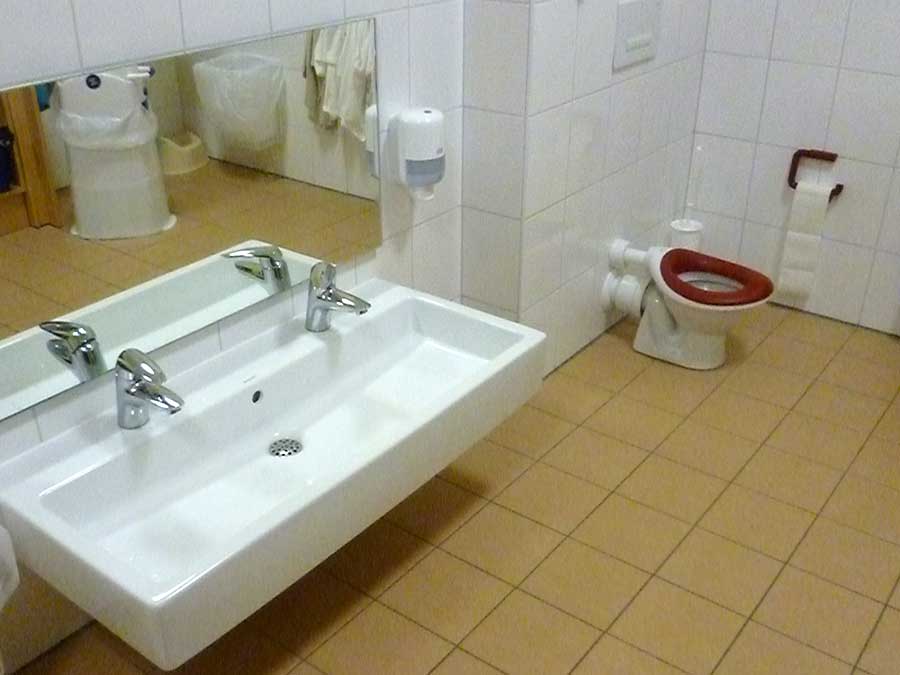 Auf Toilette gehen ohne zu klettern